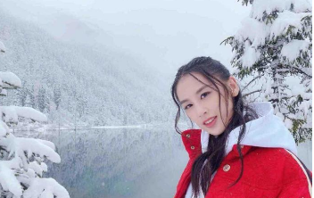 大红色的羽绒服搭配天然的雪景,黄圣依穿出仙女的感觉